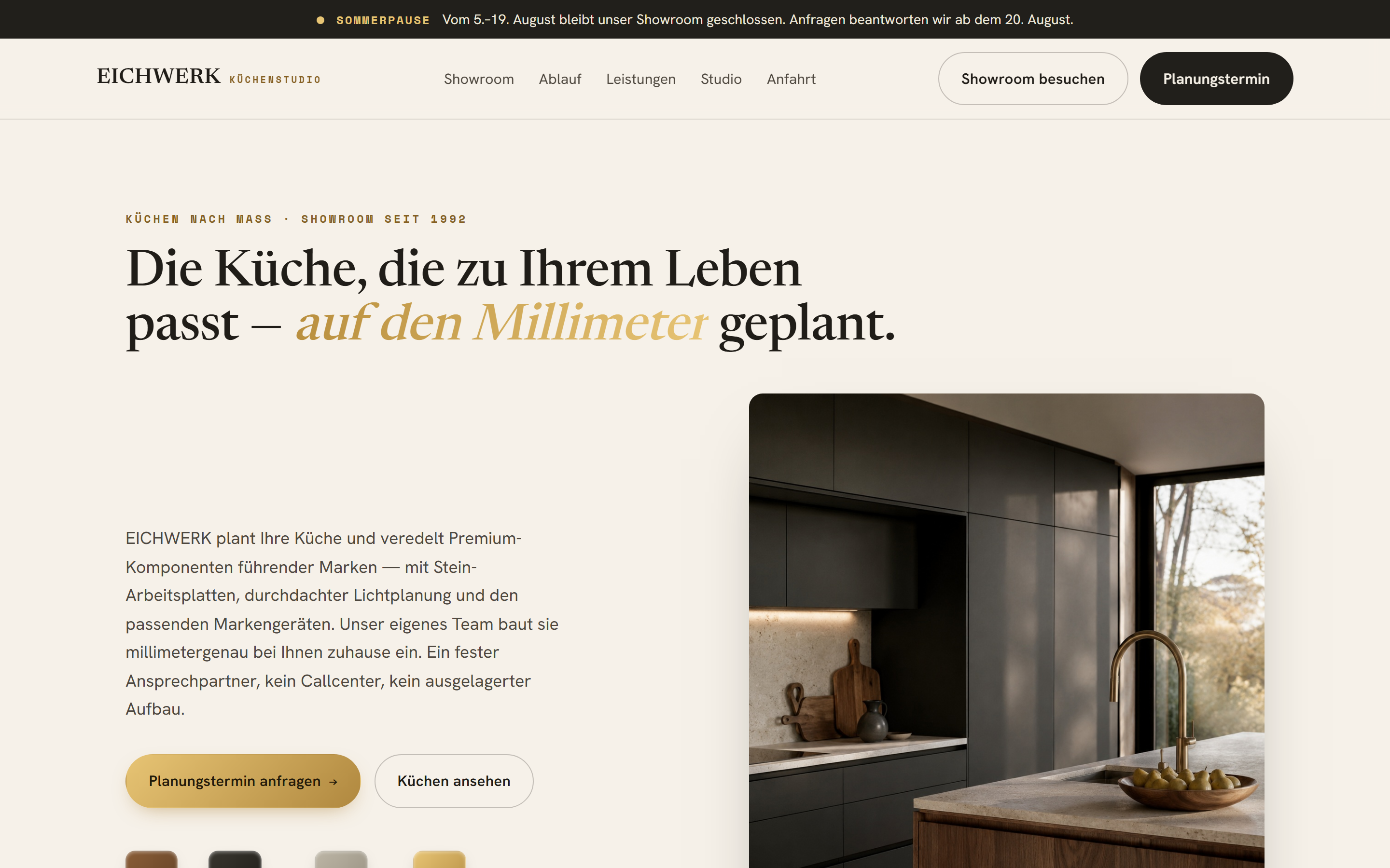 EICHWERK – Startseite am Desktop: dunkle Premium-Küche, klare Headline, Button „Planungstermin anfragen“